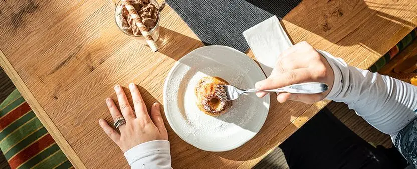 Oseba je sladico za mizo, pogled od zgoraj