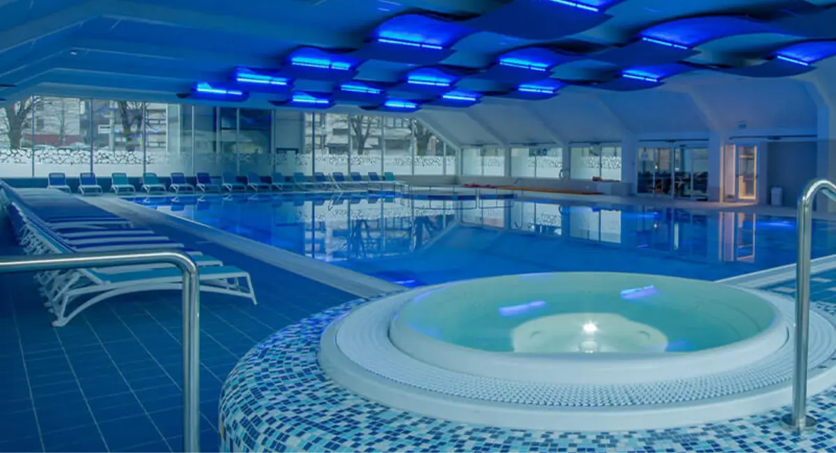 Notranji pogled na bazen in masažno kad z modro osvetlitvijo